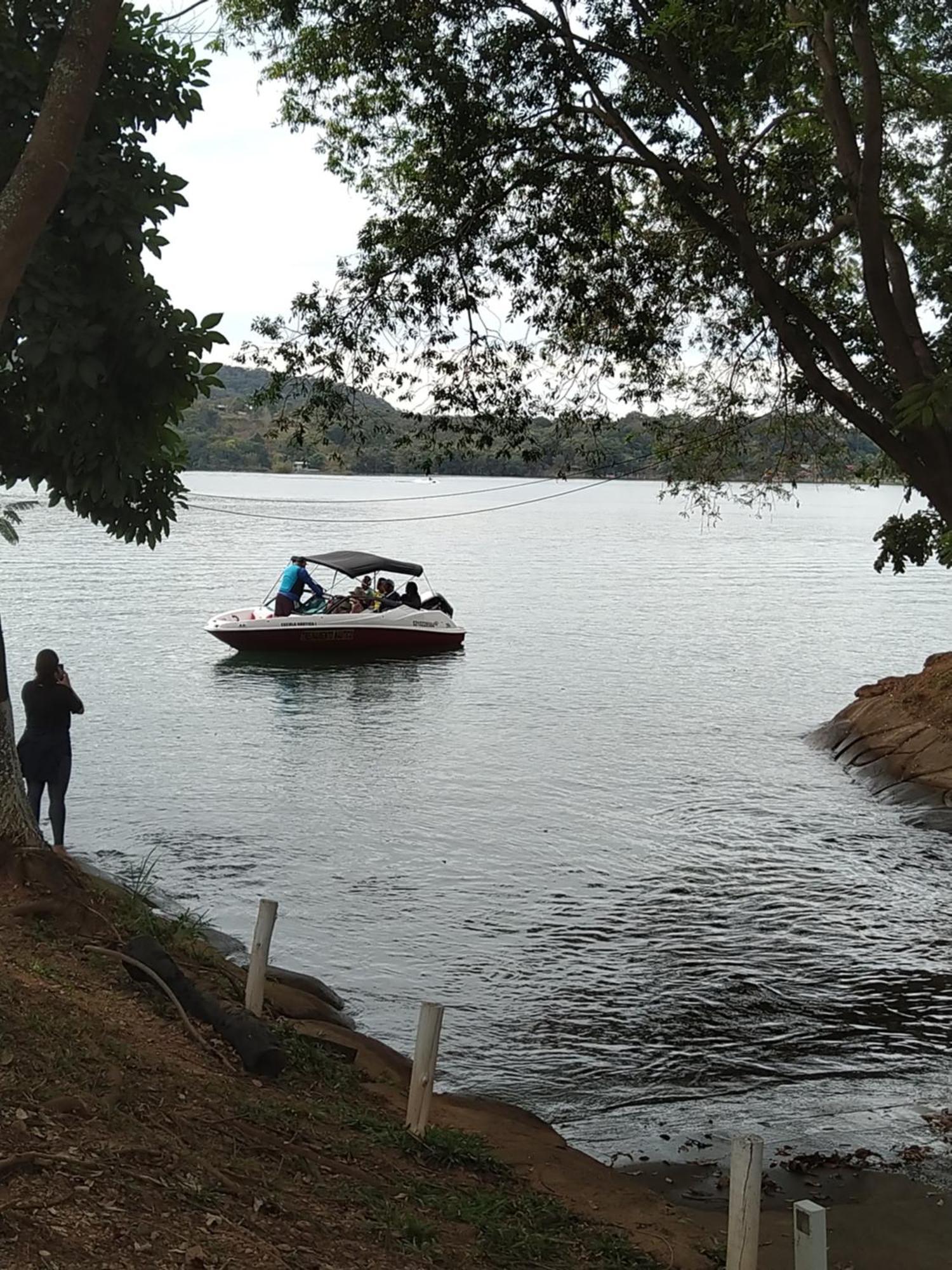 Do Lago, Com Churrasqueira Privativa , Cozinha , Internet Banda Larga, Rampa Barco E Jet, Pesqueiro - B101