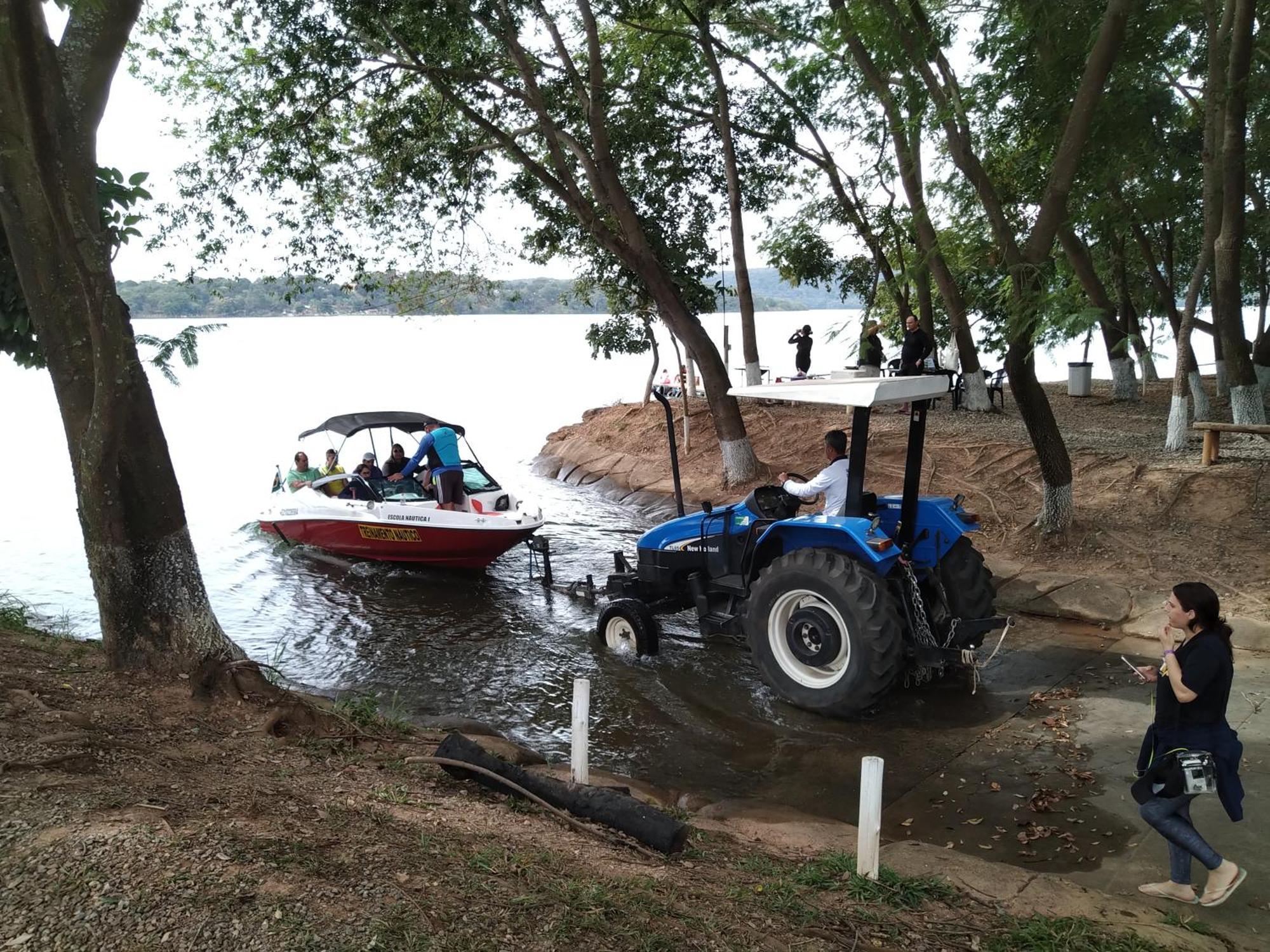 Do Lago, Com Churrasqueira Privativa , Cozinha , Internet Banda Larga, Rampa Barco E Jet, Pesqueiro - B101 Caldas Novas